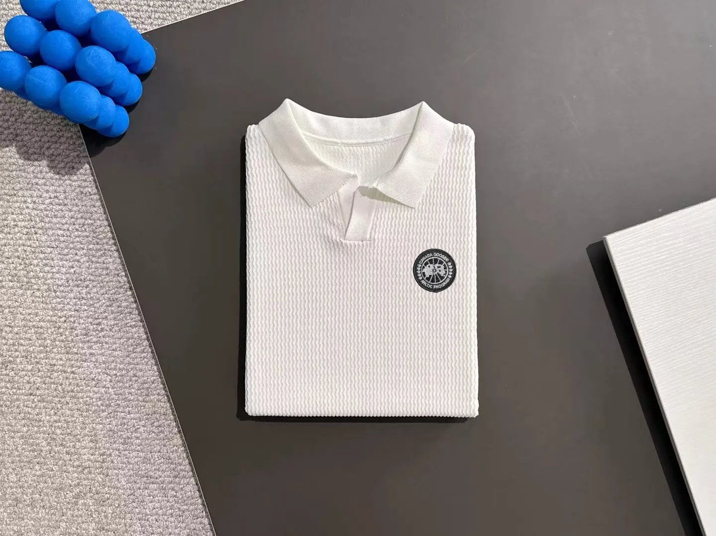 Next day shipment P300 High quality Big Goose 2025 new summer men's lapel short-sleeved knitted fabric Made of combed cotton yarn knitted cotton fabric, pure cotton high-weight special yarn, it feels full of weight when weighed, and the upper body is more textured than ordinary knitted fabrics. This texture can cope with the weather. Perfectly produced stitch by stitch according to the original version! Show nobility. Sizes: M to 3XL
